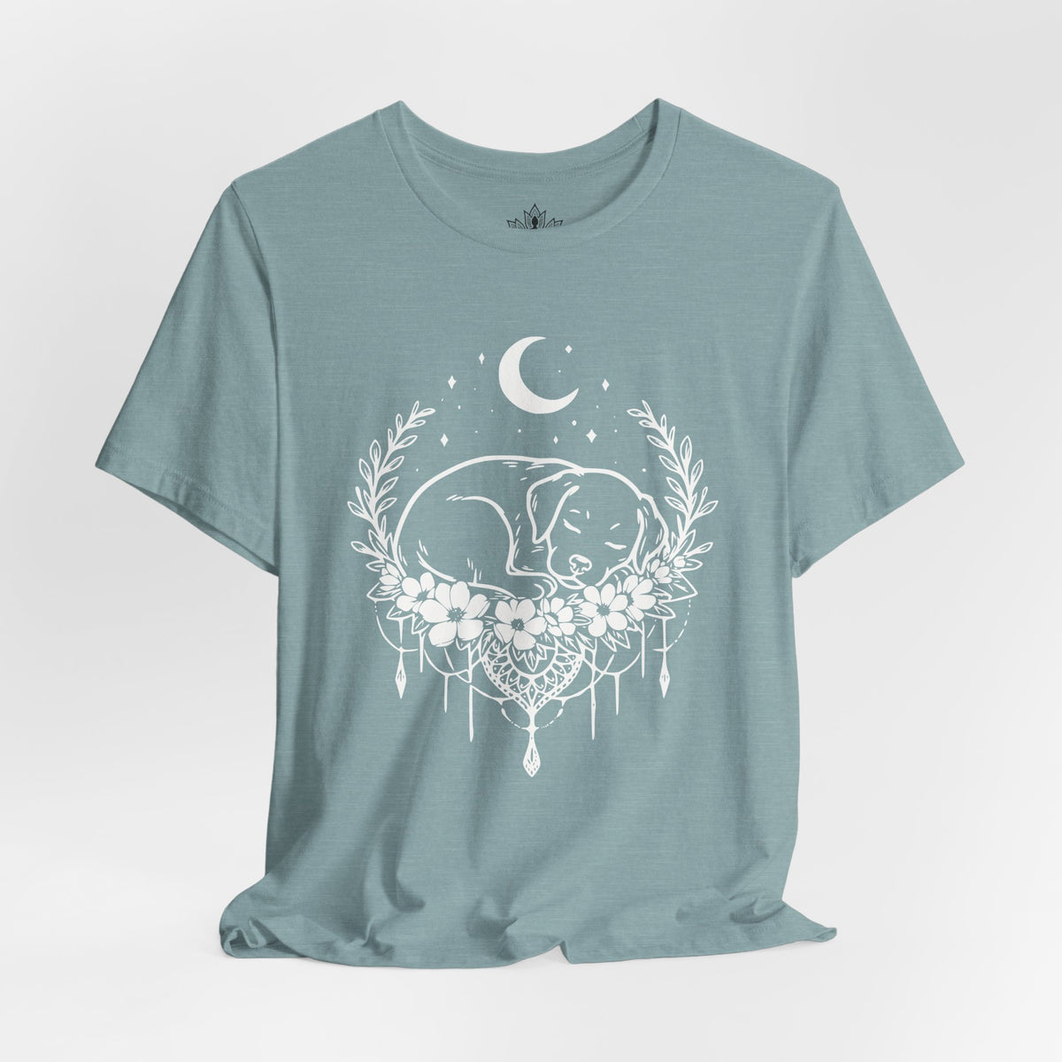 Chien endormi sous la lune