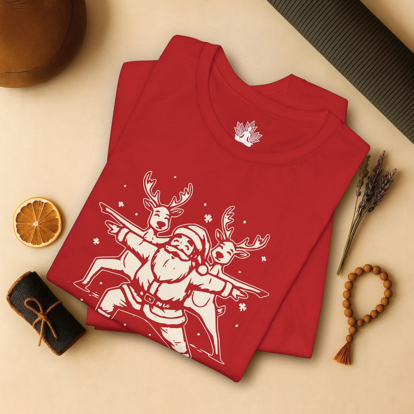 Laissez couler le Père Noël et ses rennes en posture de guerrier – T-shirt de yoga humoristique de Noël