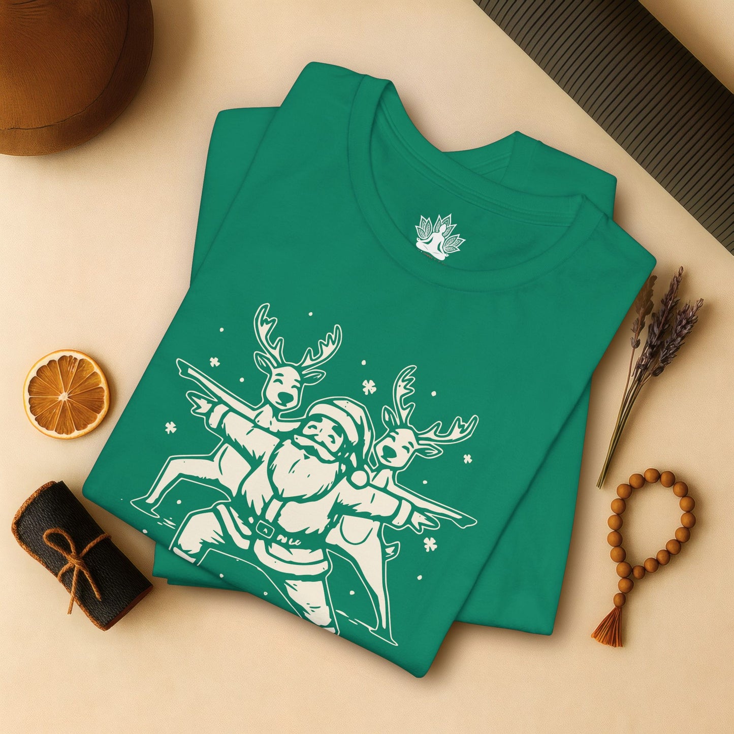Laissez couler le Père Noël et ses rennes en posture de guerrier – T-shirt de yoga humoristique de Noël