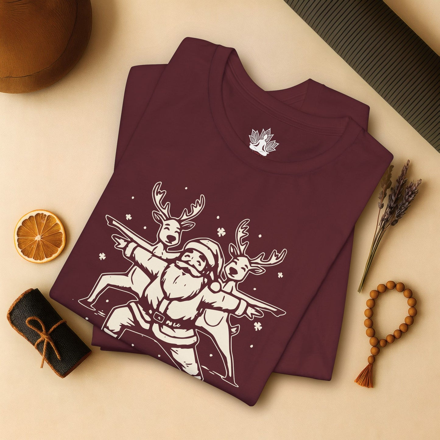 Laissez couler le Père Noël et ses rennes en posture de guerrier – T-shirt de yoga humoristique de Noël